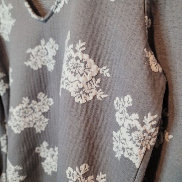 Rose + Olive Gray Floral 3/4 Sleeve Textured Top Size Small - Picture 3 of 10